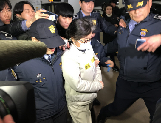 '묵묵부답' 최순실      (서울=연합뉴스) 이지헌 기자 = 특검의 출석 요구에 불응하다가 체포 영장이 집행된 '비선 실세' 최순실 씨가 26일 오후 서울 강남구 대치동 특검팀에서 조사를 마친 뒤 밖으로 나서고 있다. 2017.1.26      pan@yna.co.kr  (끝)